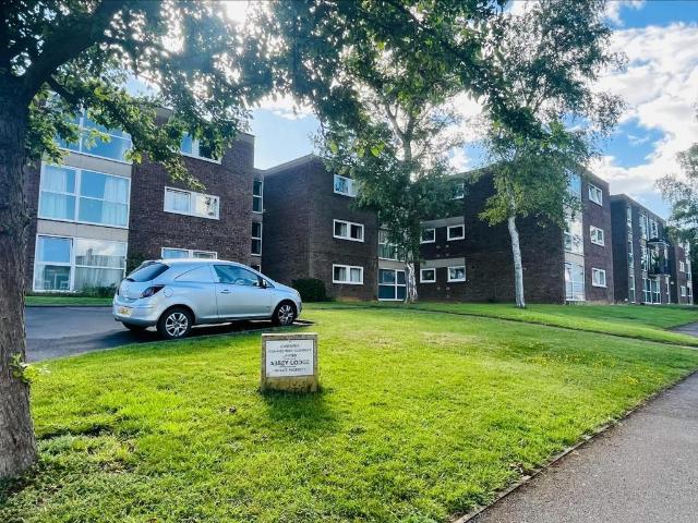 Flat for sale in Northampton, Northamptonshire