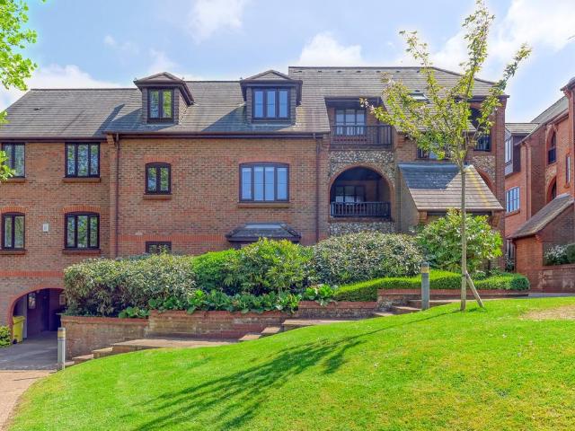 Flat for sale in Chepping Wycombe, Loudwater