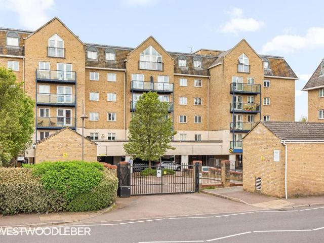 Flat for sale in Broxbourne, Hertfordshire