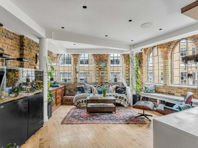 Flat for sale in Finsbury, Greater London