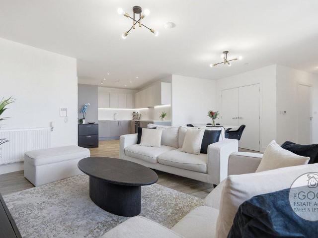 Flat for sale in Hainault, Greater London