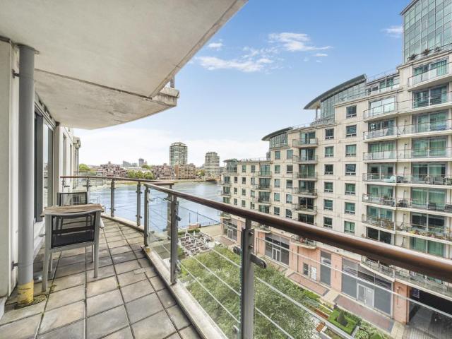 Flat for sale in Vauxhall, Greater London