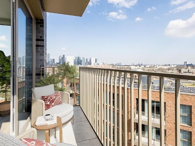 Flat for sale in SE8, London
