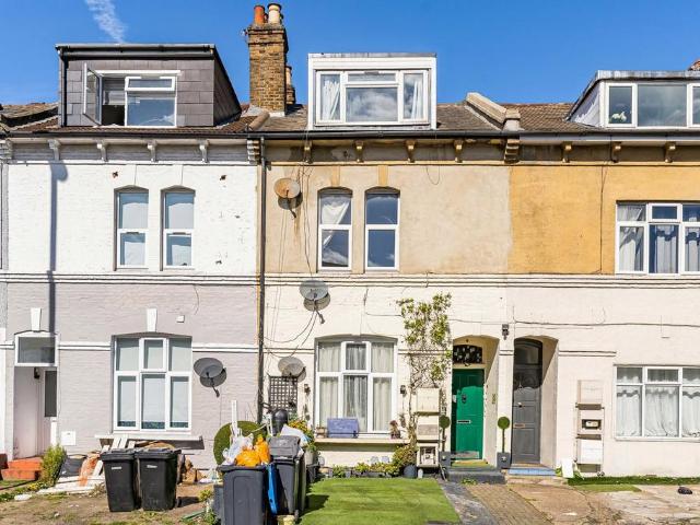Flat for sale in London Borough of Croydon, Greater London