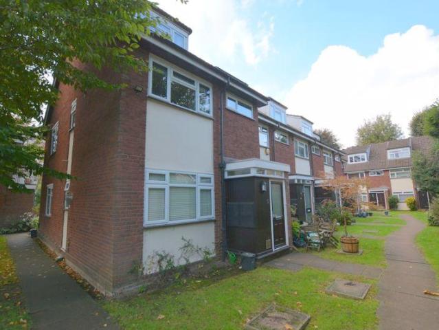 Flat for sale in Hatch End, Greater London