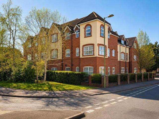 Flat for sale in Farnborough, Hampshire