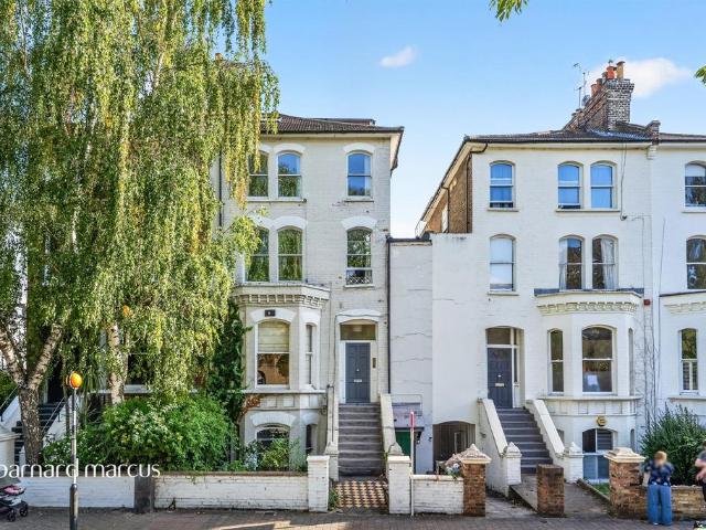 Flat for sale in London Borough of Wandsworth, Greater London