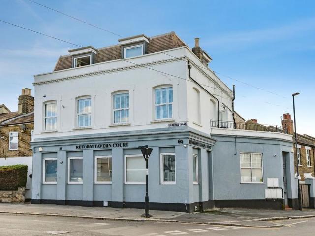 Flat for sale in London Borough of Croydon, Greater London