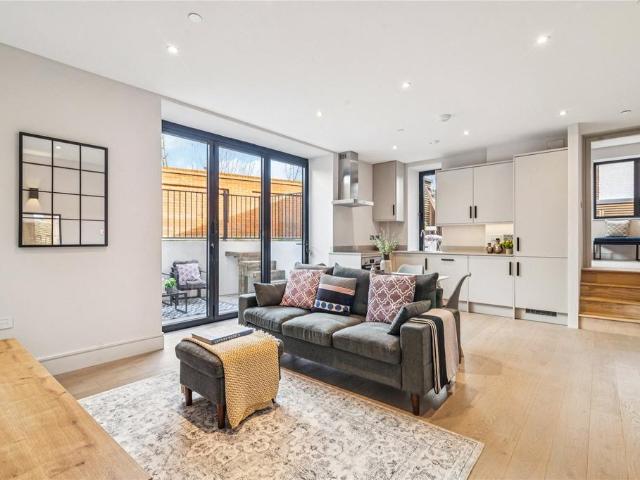 Flat for sale in Streatham, Greater London