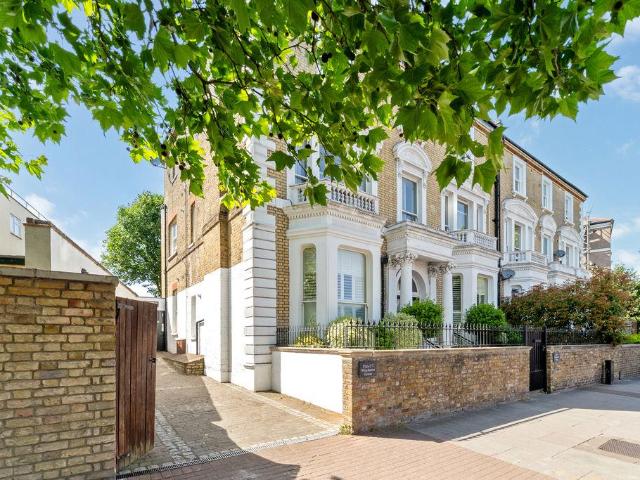 Flat for sale in Balham, Greater London