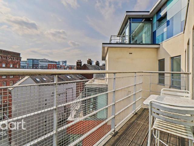 Flat for sale in West Yorkshire