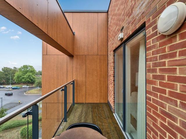 Flat for sale in Erith, North End