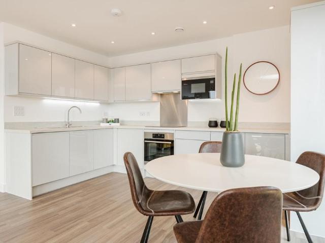 Flat for sale in Horley, Red Hill