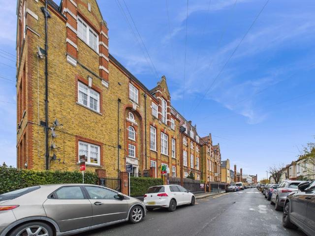 Flat for sale in Furzedown, Greater London