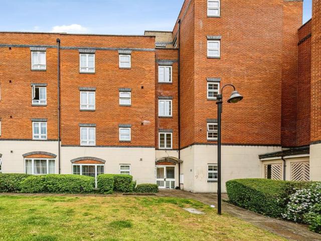 Flat for sale in Slough