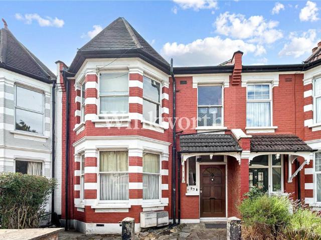 Flat for sale in Palmers Green, Greater London