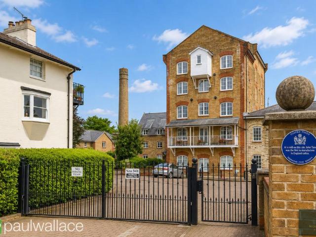 Flat for sale in Hertford, Colliers End