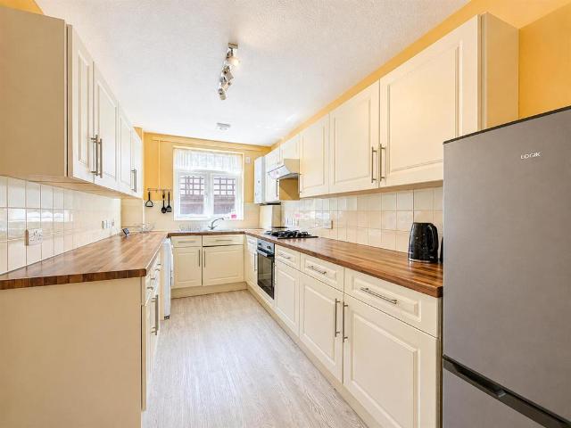 Flat for sale in London Borough of Hounslow, Greater London