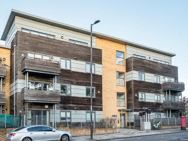 Flat for sale in Charlton, Greater London