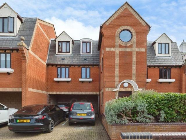Flat for sale in South Stifford, Grays