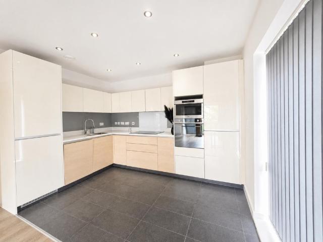 Flat for sale in Harold Wood, Greater London