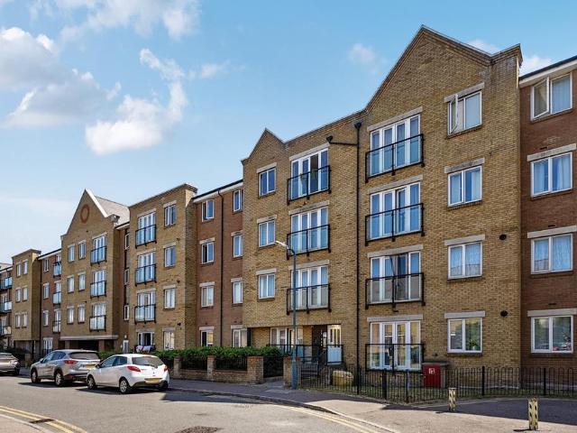 Flat for sale in Ebbsfleet, Monks Orchard