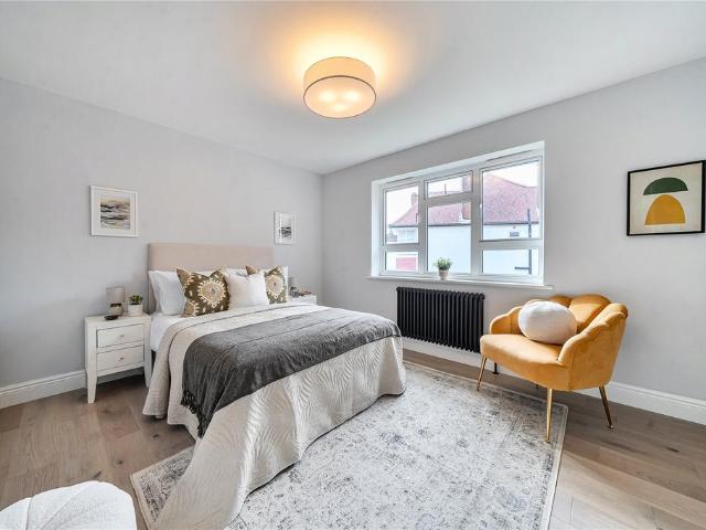 Flat for sale in London Borough of Ealing, Park Royal