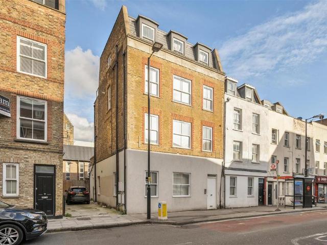 Flat for sale in Holloway, Greater London