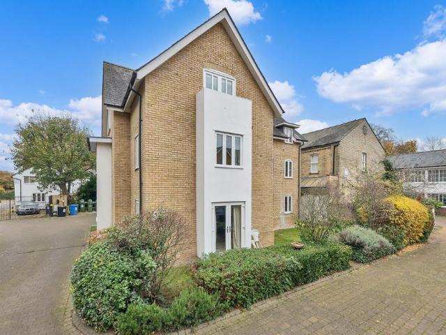 Flat for sale in King's Walden, Hertfordshire