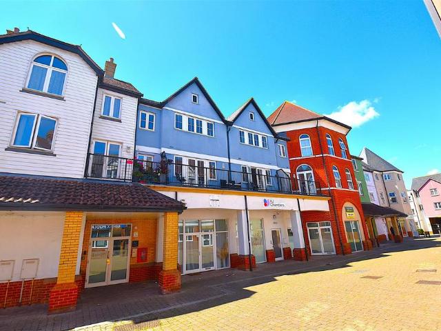 Flat for sale in Sutton, Barling
