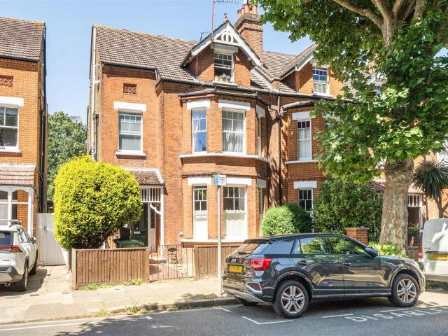 Flat for sale in Surbiton, Greater London