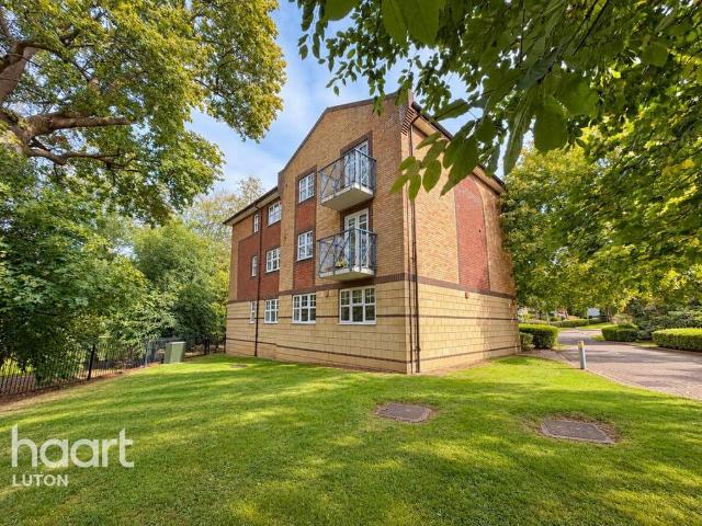 Flat for sale in Spring Park, Luton