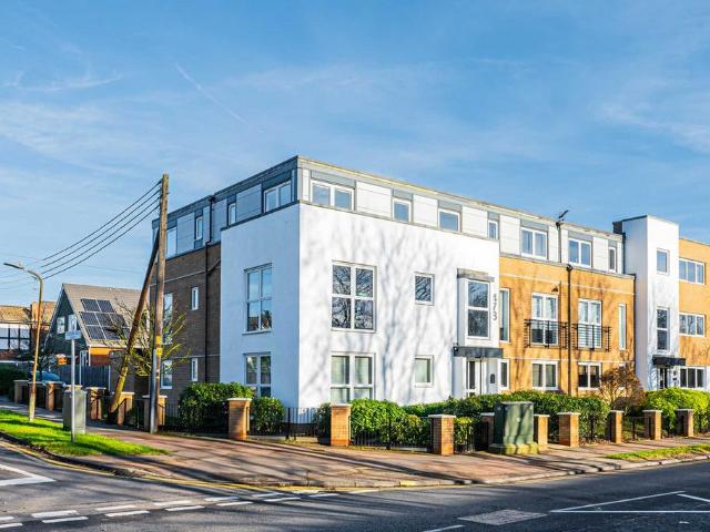 Flat for sale in Alton Barnes, Essex