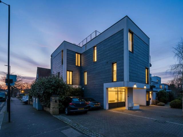 Flat for sale in London Borough of Ealing, Greater London