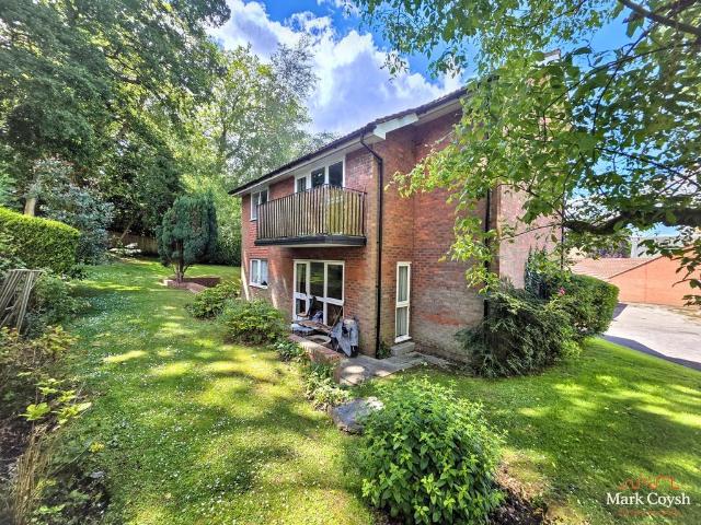 Flat for sale in Red Hill, Surrey