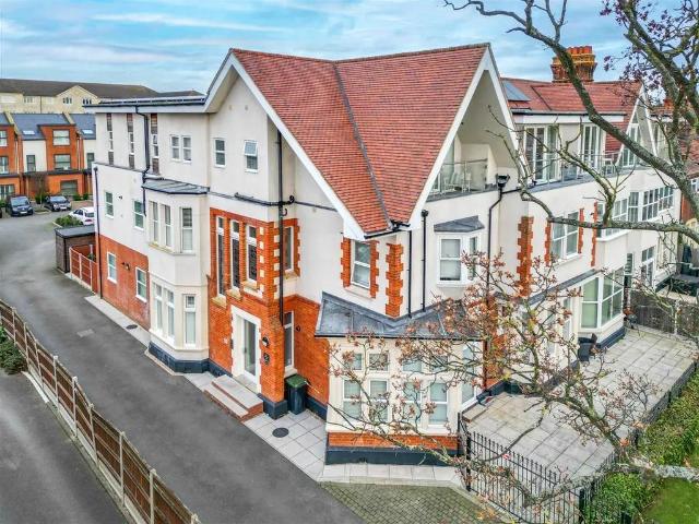 Flat for sale in Alton Barnes, Essex