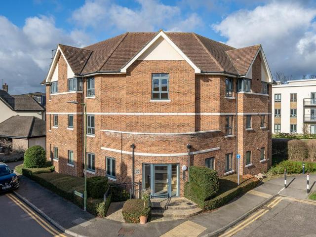 Flat for sale in Pouchen End, Hertfordshire