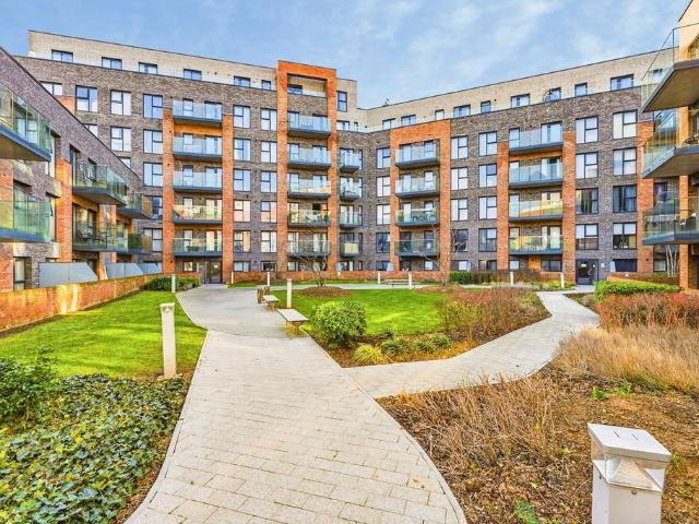Flat for sale in Monks Orchard, Kent