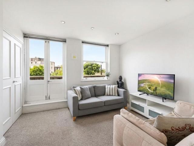 Flat for sale in Earl's Court, Greater London