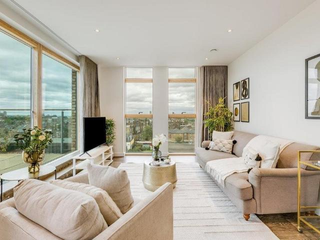 Flat for sale in Queen's Park, Greater London