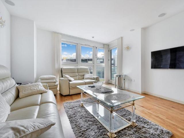 Flat for sale in Greenwich Peninsula, Greater London