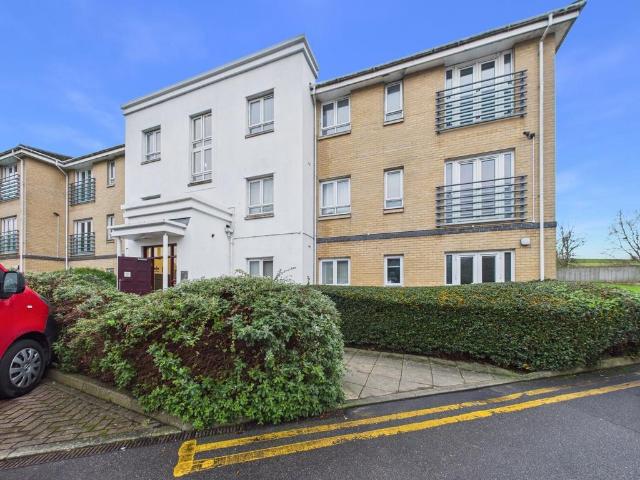 Flat for sale in Colnbrook, Slough
