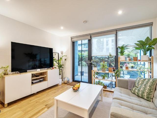 Flat for sale in East Greenwich, Greater London