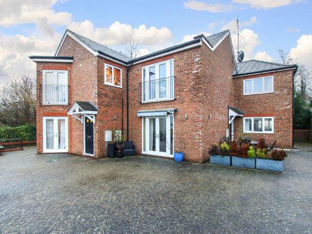 Flat for sale in Wigginton, Pouchen End
