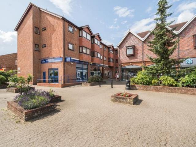 Flat for sale in Heol-las, Surrey
