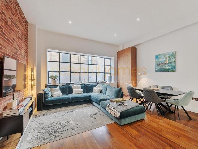 Flat for sale in The Hale, Greater London