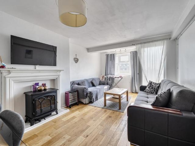 Flat for sale in Upton Park, Greater London