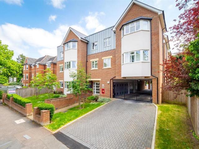 Flat for sale in Carshalton Beeches, Greater London