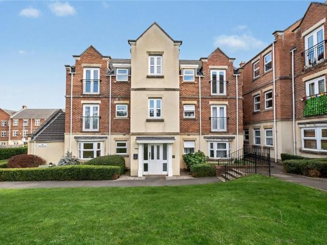 Flat for sale in Farnley, West Yorkshire