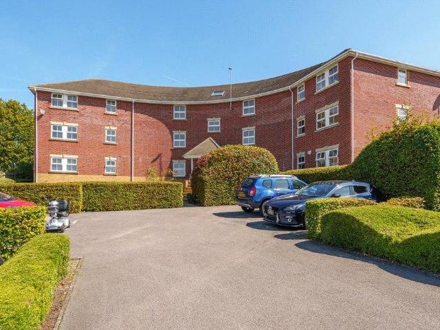 Flat for sale in Easthampstead, Bracknell